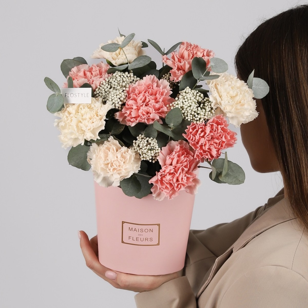 Цветы в коробке диантусы с эвкалиптом